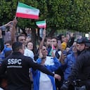 Aficionados de la selección iraní de fútbol saludan a la llegada de los jugadores que disputarán el Mundial a Tijuana, México, el 7 de junio de 2026. (AP Foto/Gregory Bull)