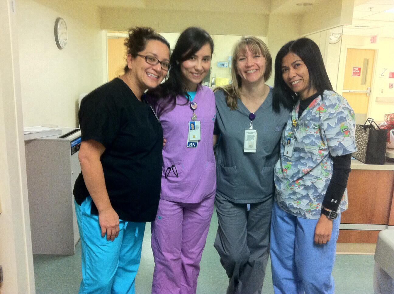 Lina junto a un grupo de mujeres con las que trabajaba