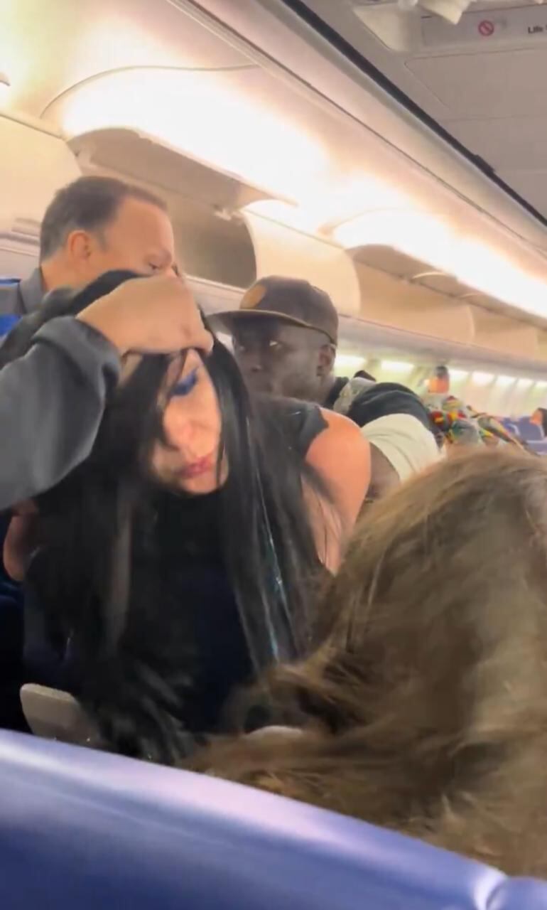 La reconocida diseñadora escupió a la pasajera en el rostro