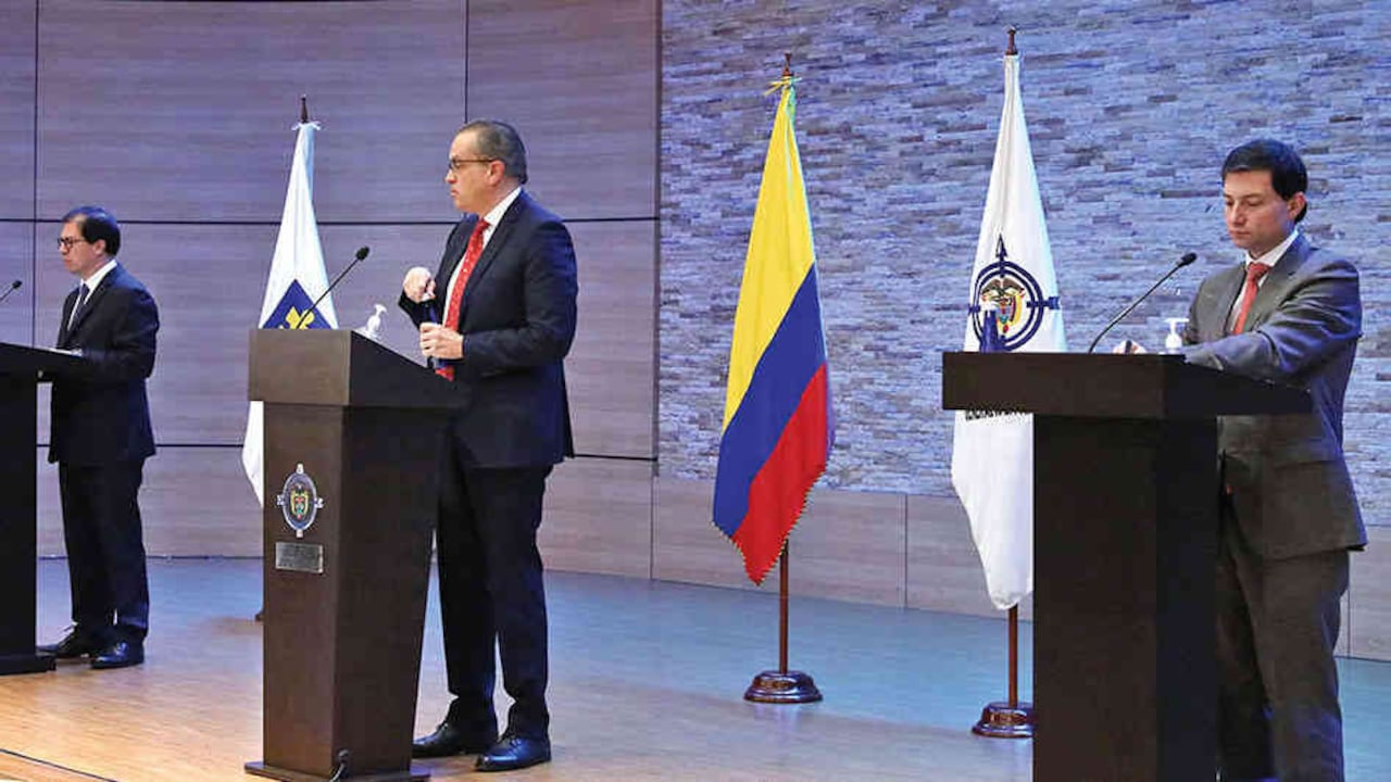 El fiscal general, Francisco Barbosa; el procurador general, Fernando Carrillo, y el contralor general, Felipe Córdoba, durante la rueda de prensa en la que entregaron el balance de las acciones de esas entidades contra la corrupción ligada a la pandemia.