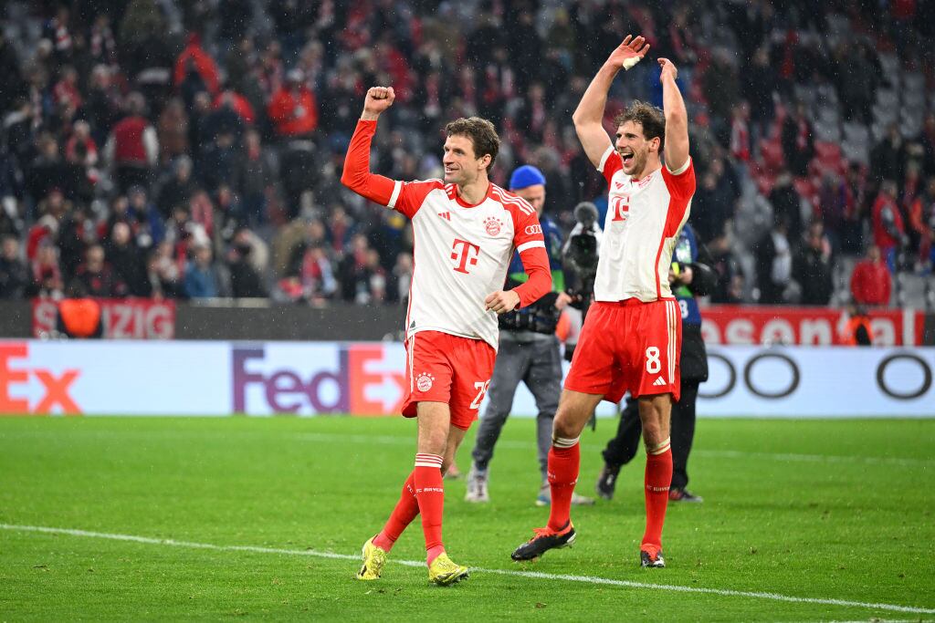 MUNICH, GERMANY - MARCH 05: Thomas Mueller and Leon Goretzka of Bayern Munich celebrate victory in the UEFA Champions League 2023/24 round of 16 second leg match between FC Bayern München and SS Lazio at Allianz Arena on March 05, 2024 in Munich, Germany. (Photo by Christian Kaspar-Bartke/Getty Images)