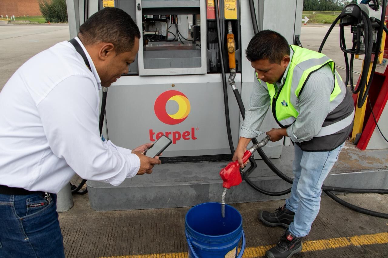 Estaciones de servicio en Colombia. Algunas no están bajando el precio de la gasolina.