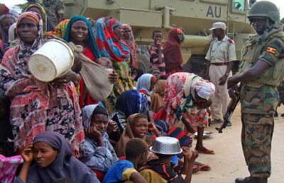 En Somalia, la situación humanitaria se ve agravada por las recientes lluvias torrenciales, cuyas consecuentes inundaciones han desplazado alrededor de 650.000 personas de sus hogares, siendo la mitad de ellas niños vulnerables.