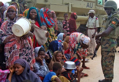 En Somalia, la situación humanitaria se ve agravada por las recientes lluvias torrenciales, cuyas consecuentes inundaciones han desplazado alrededor de 650.000 personas de sus hogares, siendo la mitad de ellas niños vulnerables.