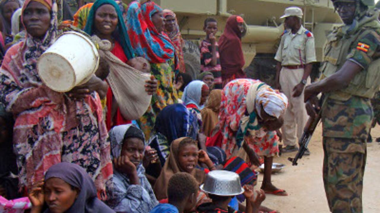 En Somalia, la situación humanitaria se ve agravada por las recientes lluvias torrenciales, cuyas consecuentes inundaciones han desplazado alrededor de 650.000 personas de sus hogares, siendo la mitad de ellas niños vulnerables.