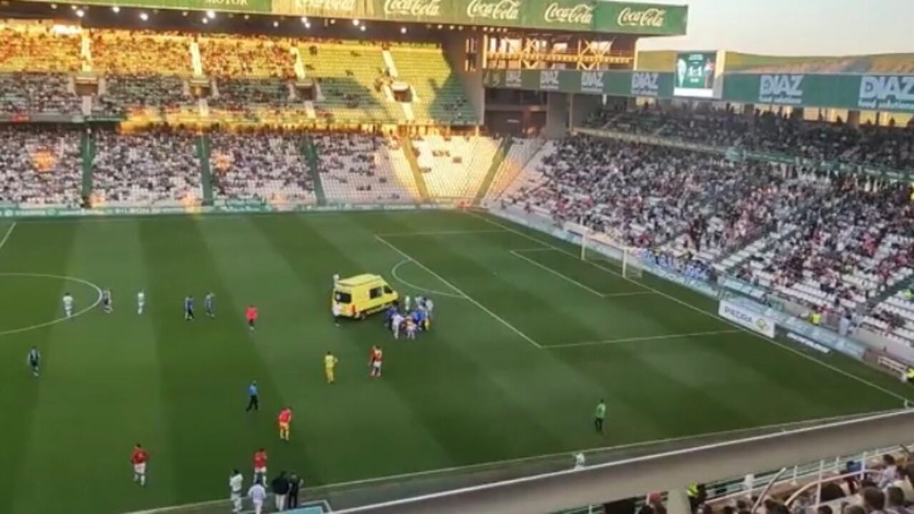 El partido debió ser suspendido durante 10 minutos mientras el jugador era atendido en el campo por los servicios médicos disponibles en el escenario deportivo que le realizaron masajes cardiacos.