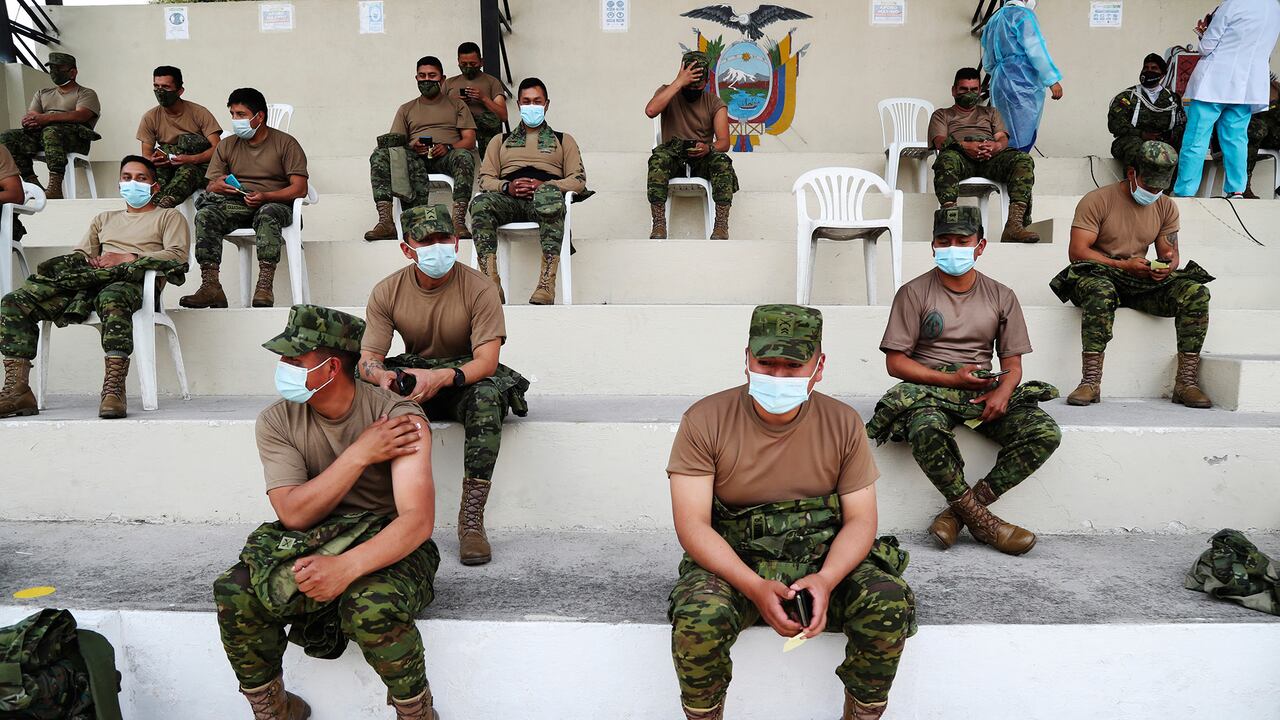 Soldados descansan después de recibir inyecciones de la vacuna AstraZeneca COVID-19 en el Fuerte Militar Epiclachima en Quito, Ecuador, el jueves 8 de abril de 2021. (Foto AP / Dolores Ochoa)