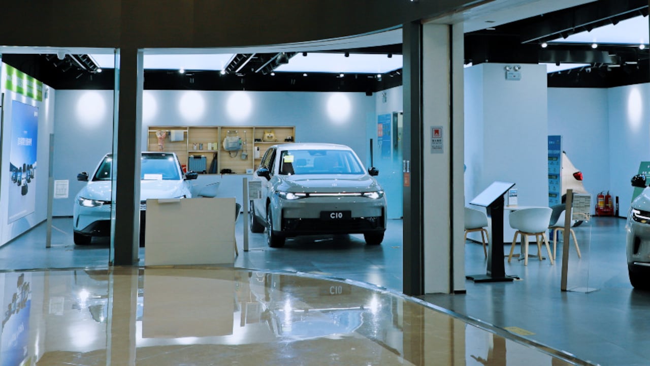 Un vehículo de nueva energía se exhibe en una tienda de vehículos de nueva energía Leapmotor en Tianjin, China, el 30 de junio de 2024. (Foto de Costfoto/NurPhoto vía Getty Images)