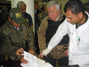 GILBERTO RODRIGUEZ EL DIA 3 DE DICIEMBRE DE 2004 MOMENTOS EN QUE SERIA ENVIADO A LOS ESTADOS UNIDOS EN CALIDAD DE EXTRADITADO.
FOTO POLICIA NACIONAL. DICIEMBRE 3 2004