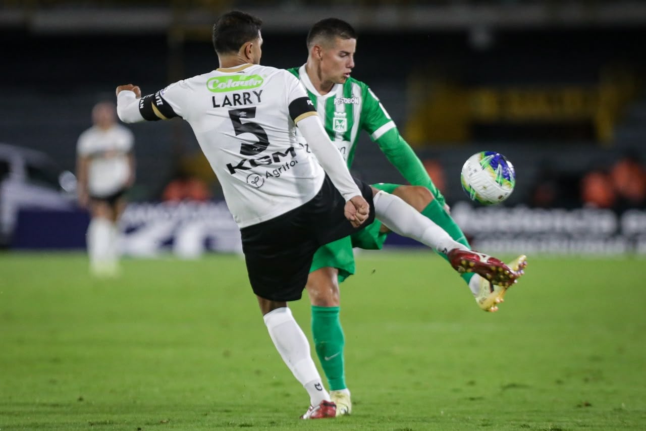 Larry Vásquez disputando un balón contra James Rodríguez en el partido de Inter de Bogotá vs. Atlético Nacional