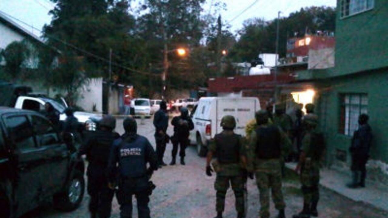 Militares y policías prestan guardia en los alrededores del domicilio particular de la periodista mexicana Regina Martínez, corresponsal de la revista Proceso en el estado de Veracruz y quien apareció asesinada en el baño de su vivienda.