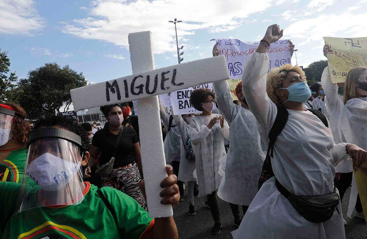 La gente protesta contra el racismo y los crímenes de odio durante una manifestación de Black Lives Matter en Río de Janeiro, Brasil, el domingo 7 de junio de 2020. Foto: Silvia Izquierdo / AP.