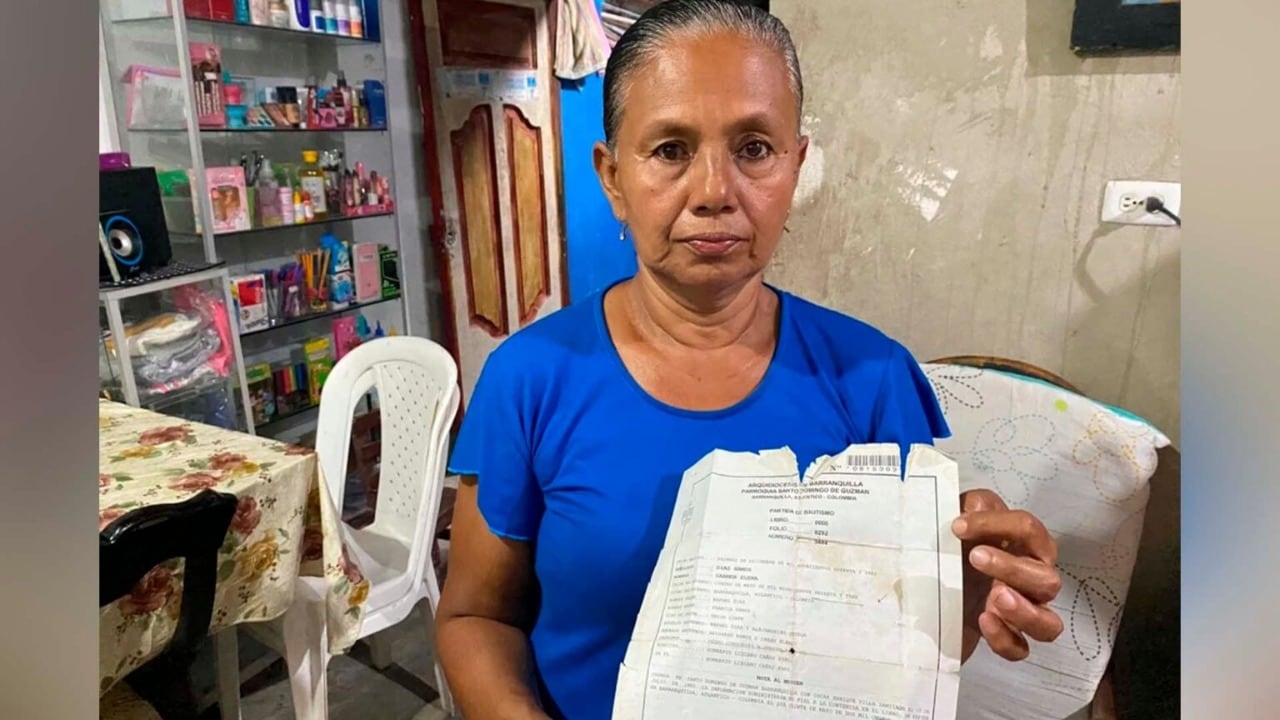 La mujer recibió a sus 59 años el documento que la acredita como ciudadana