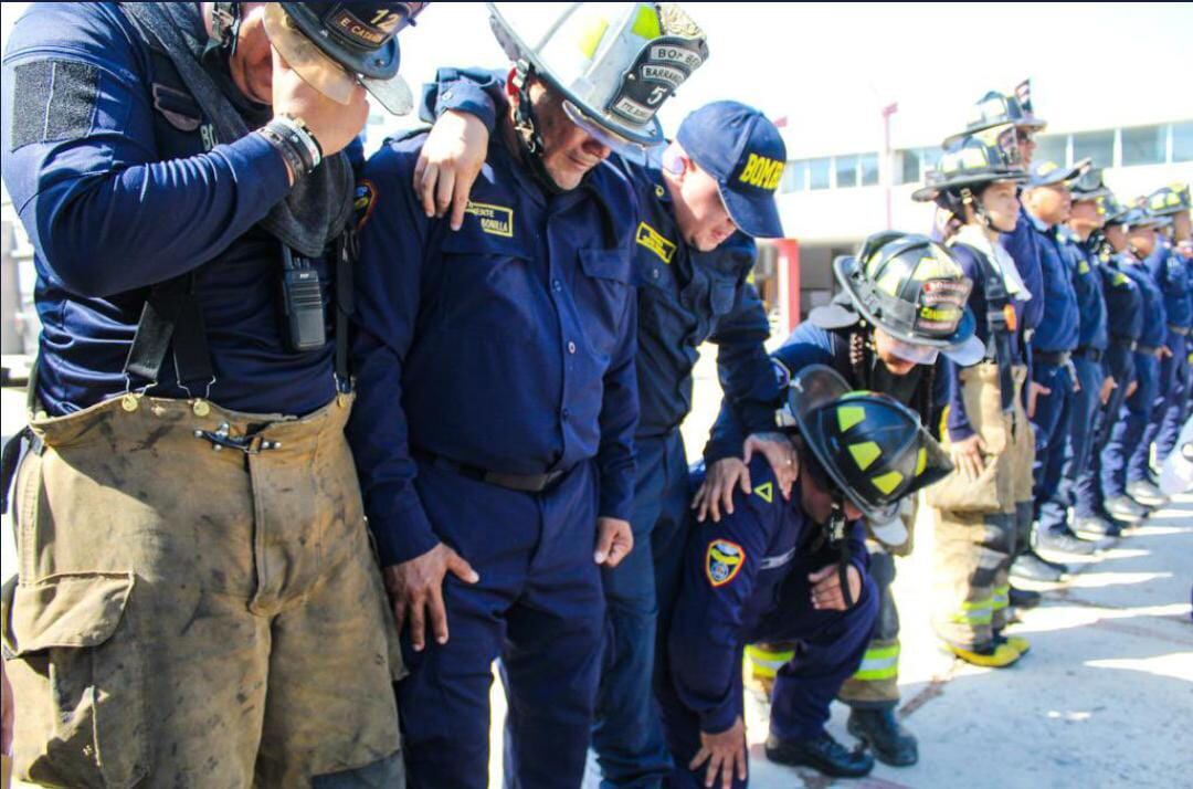 Bomberos lloran en la despedida del sargento Salcedo.