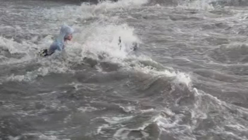 Domiciliario atrapado en arroyo de Barranquilla.