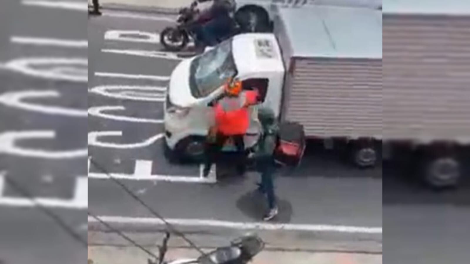 Rappi tenderos atacan vehículo de carga.