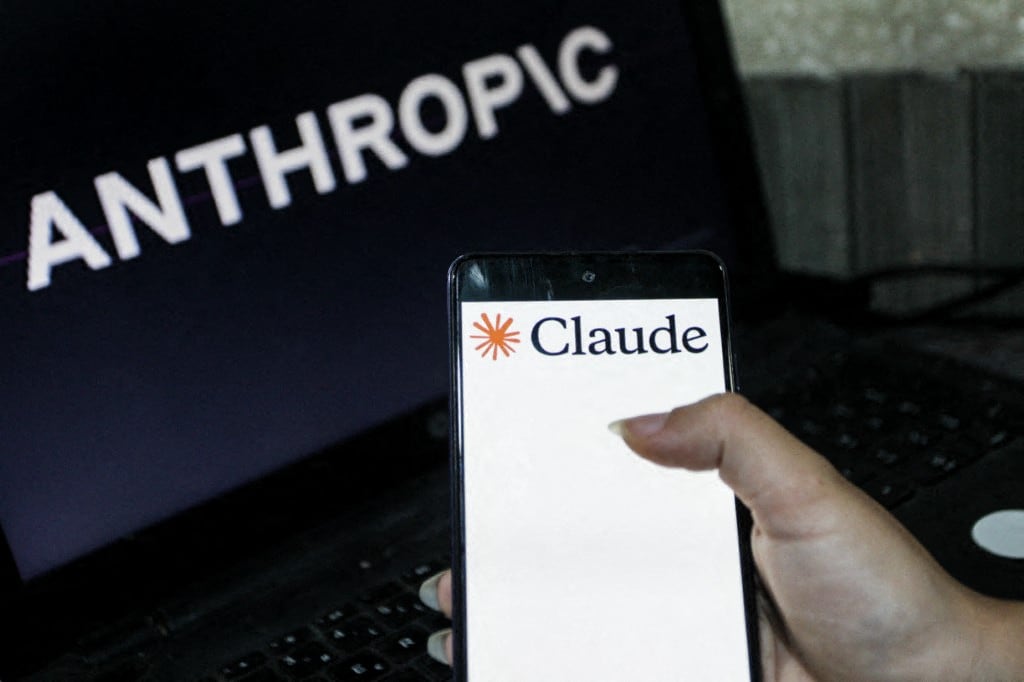 Fotografía ilustrativa que muestra el logotipo de Claude en un teléfono inteligente y el logotipo de Anthropic en una pantalla de computadora, destacando la creciente competencia entre las principales empresas de inteligencia artificial y la rápida evolución de las tecnologías de inteligencia artificial, en Túnez, el 24 de mayo de 2026. (Foto de Imen Ben Youssef / Hans Lucas vía AFP)