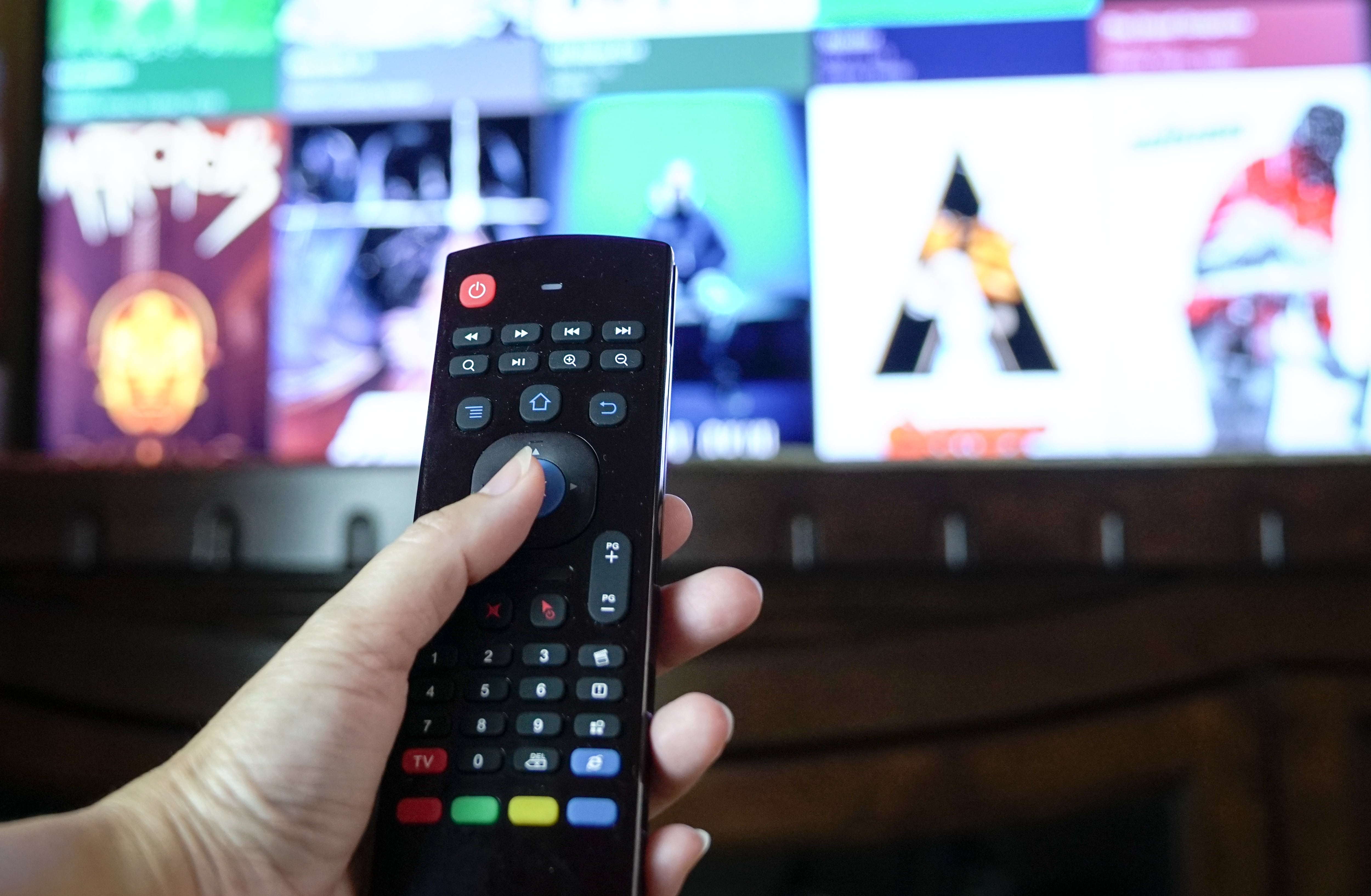 Un Smart TV es un televisor con capacidades avanzadas de conectividad a internet.
