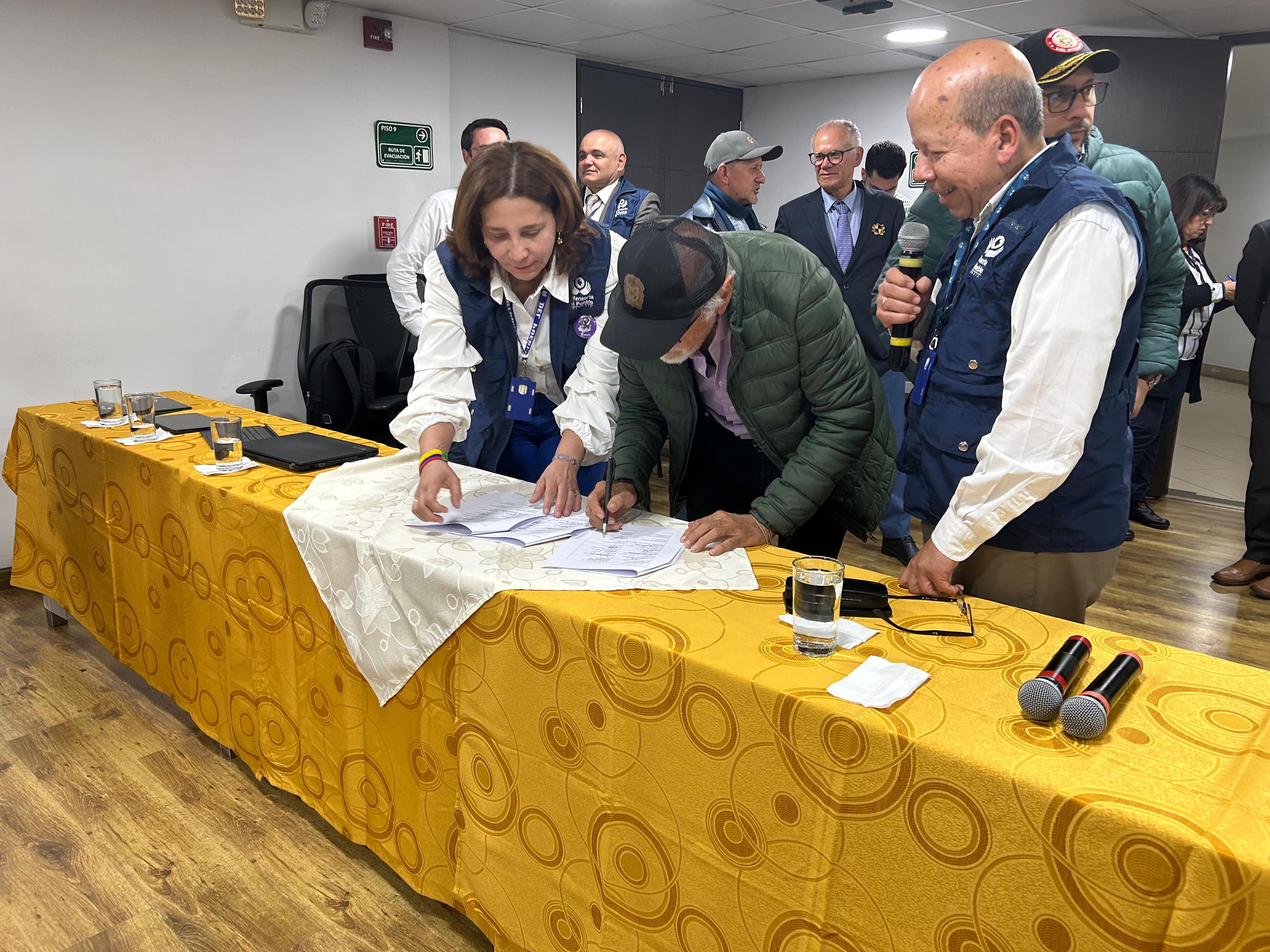 Firma de acuerdo entre arroceros y gobierno