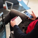 Utilizar algo rojo en el aeropuerto es una decisión acertada, pues ayuda en la identificación en caso de emergencia.