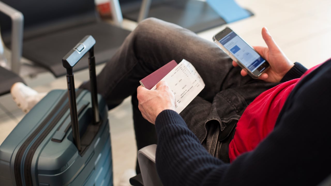 Utilizar algo rojo en el aeropuerto es una decisión acertada, pues ayuda en la identificación en caso de emergencia.