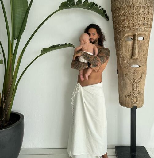 Maluma  posó con su hija Paris y le está buscando niñera.