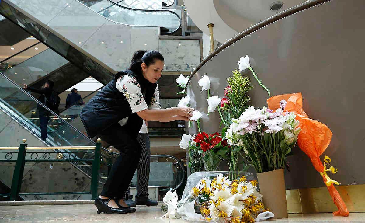 El Centro Comercial Andino habilitó un lugar especial para que las personas pudieran dejar sus mensajes de solidaridad junto a una rosa blanca hecha de papel. Fotografía: Guillermo Torres/ SEMANA