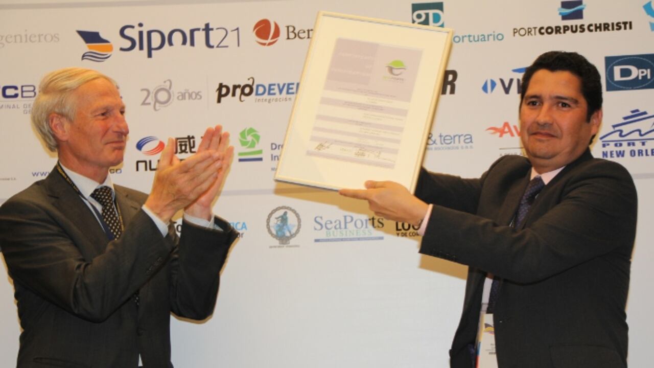 Mauricio Suárez recibió la certificación del Puerto de Santa Marta como EcoPuerto. Solo los puertos de Marsella - Francia, Hamburgo - Alemania, Gottemburg- Dinamarca y Amberes – Bélgica tienen esta certificación.