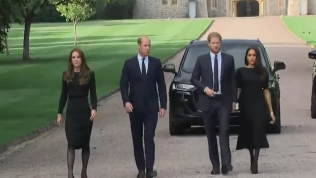 Los príncipes William y Harry aparecieron junto a sus esposas Kate y Meghan en el castillo de Windsor, donde observaron las flores y tributos en honor a la difunta reina Isabel II.