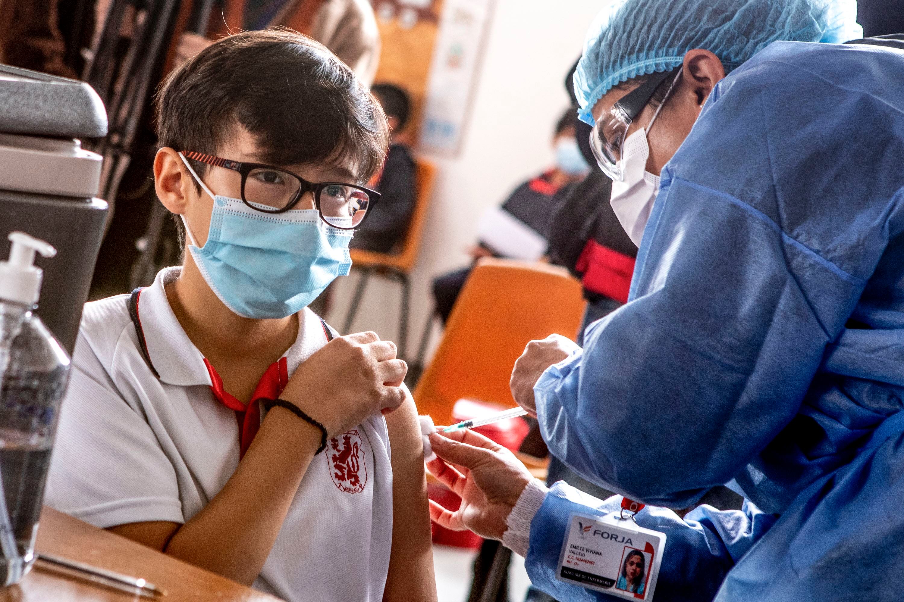 Vacunación contra Covid de niños mayores de 12 años en colegios.