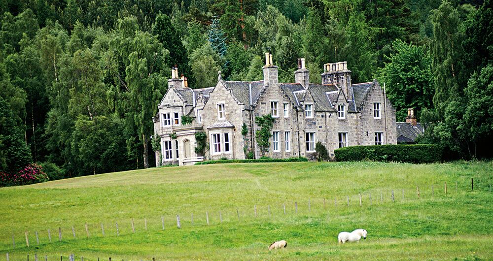  El príncipe Andrés tuvo que vender su chalet en Suiza para pagar los líos legales, lo que indica que tiene necesidades financieras. Hoy vive en una mansión, que perteneció a la reina madre, con su exesposa y sus hijas.