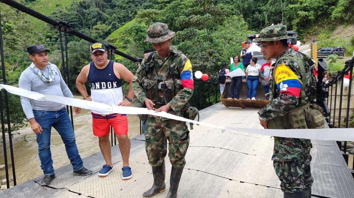 Las disidencias de las Farc en el Cauca inauguran Puente en vereda del municipio El Tambo.