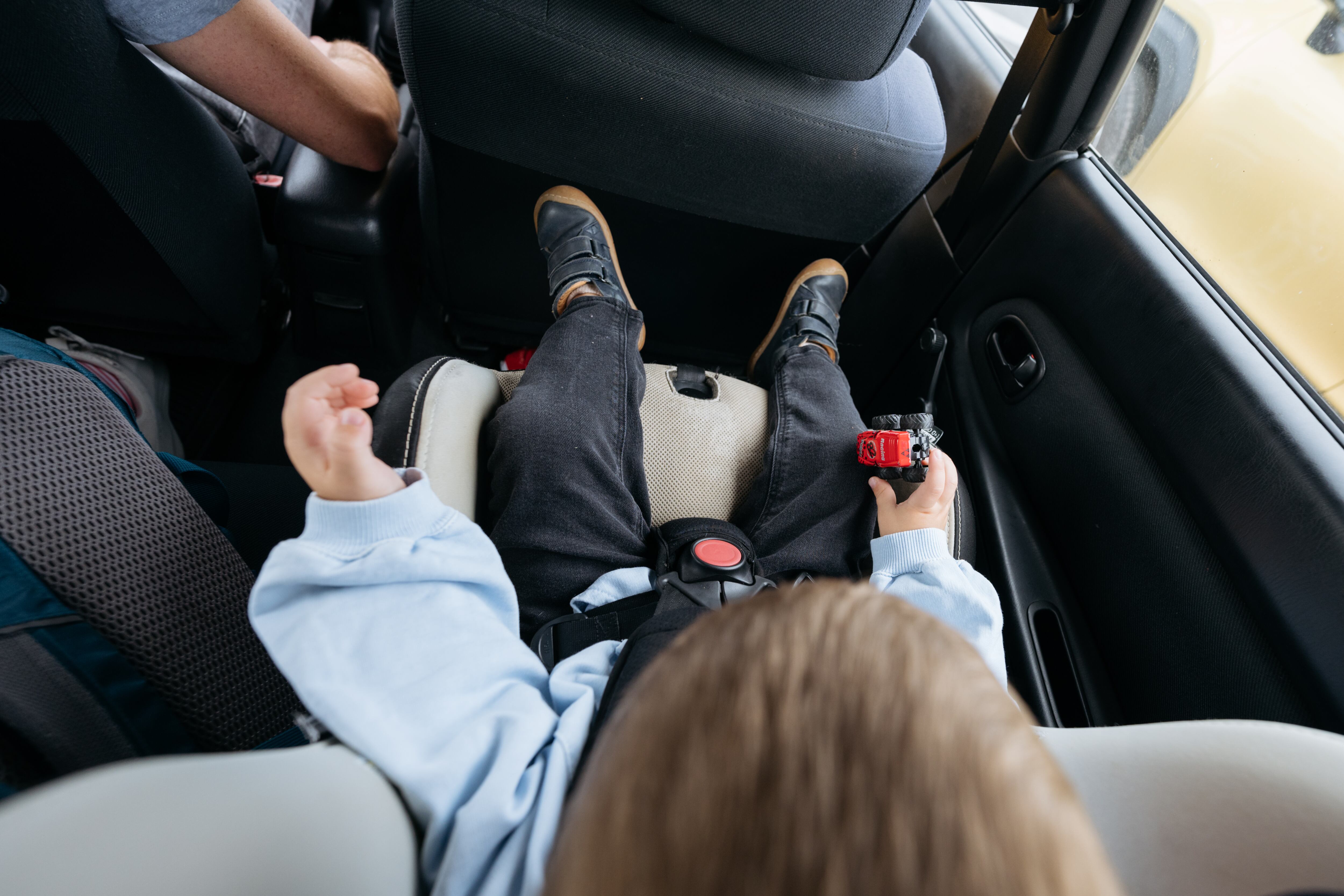 Los carros cuentas con diferentes sistemas como el Isofix para garantizar la seguridad de las sillas de bebés en los carros.