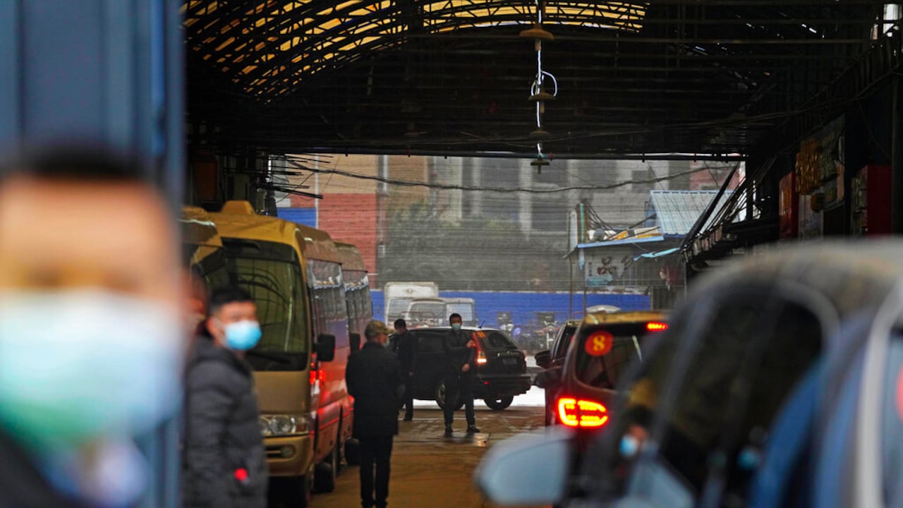 Un equipo de la Organización Mundial de la Salud en el mercado de Wuhan (China), donde se presume que empezó la pandemia del coronavirus. el 31 de enero de 2021 (AP Photo/Ng Han Guan)