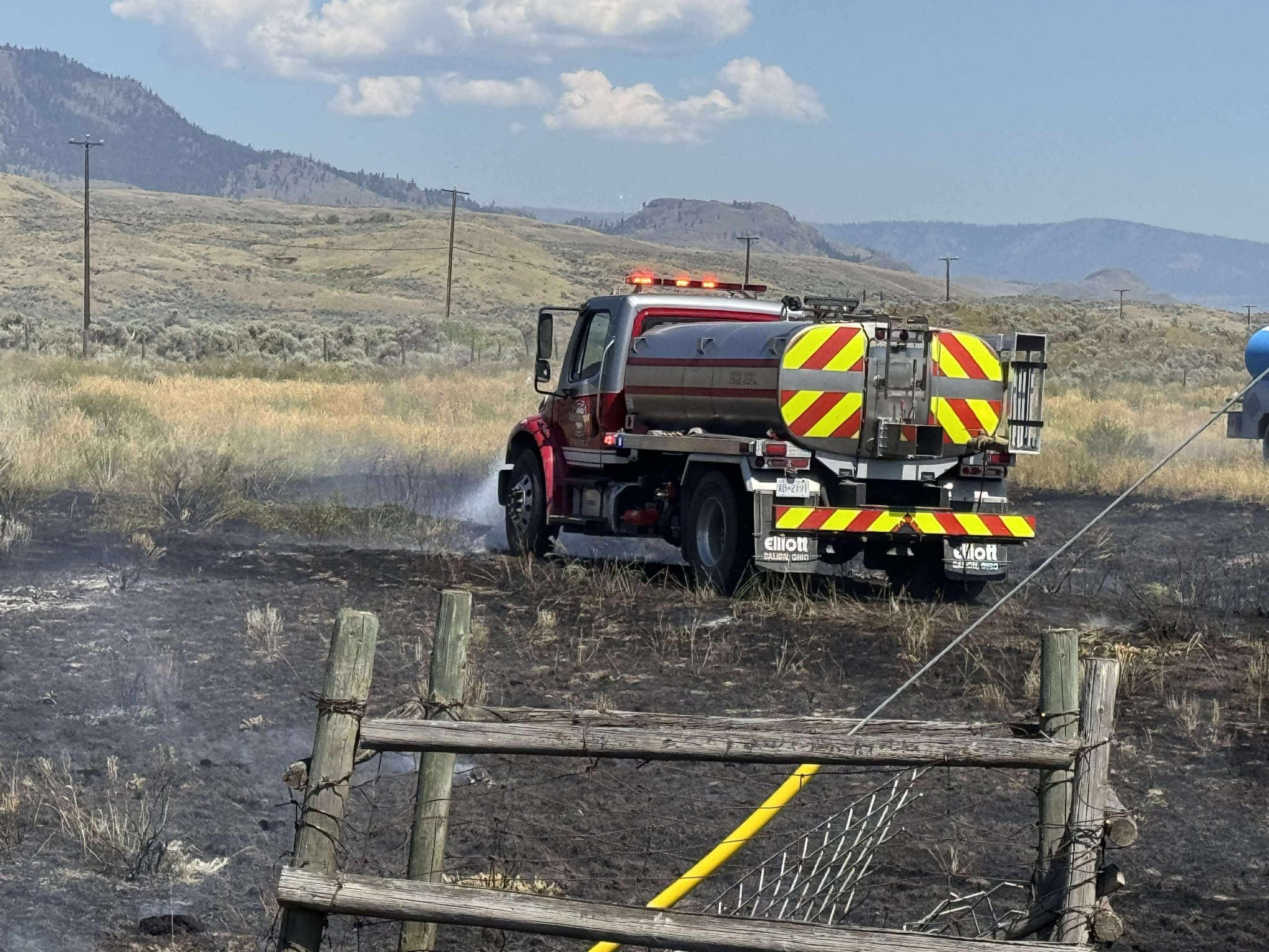 Los bomberos trabajaron para apagar el fuego