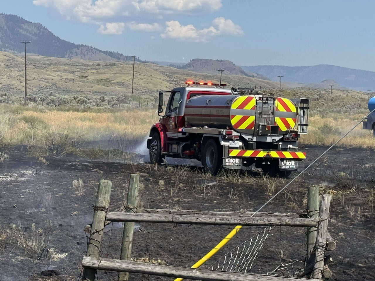 Los bomberos trabajaron para apagar el fuego