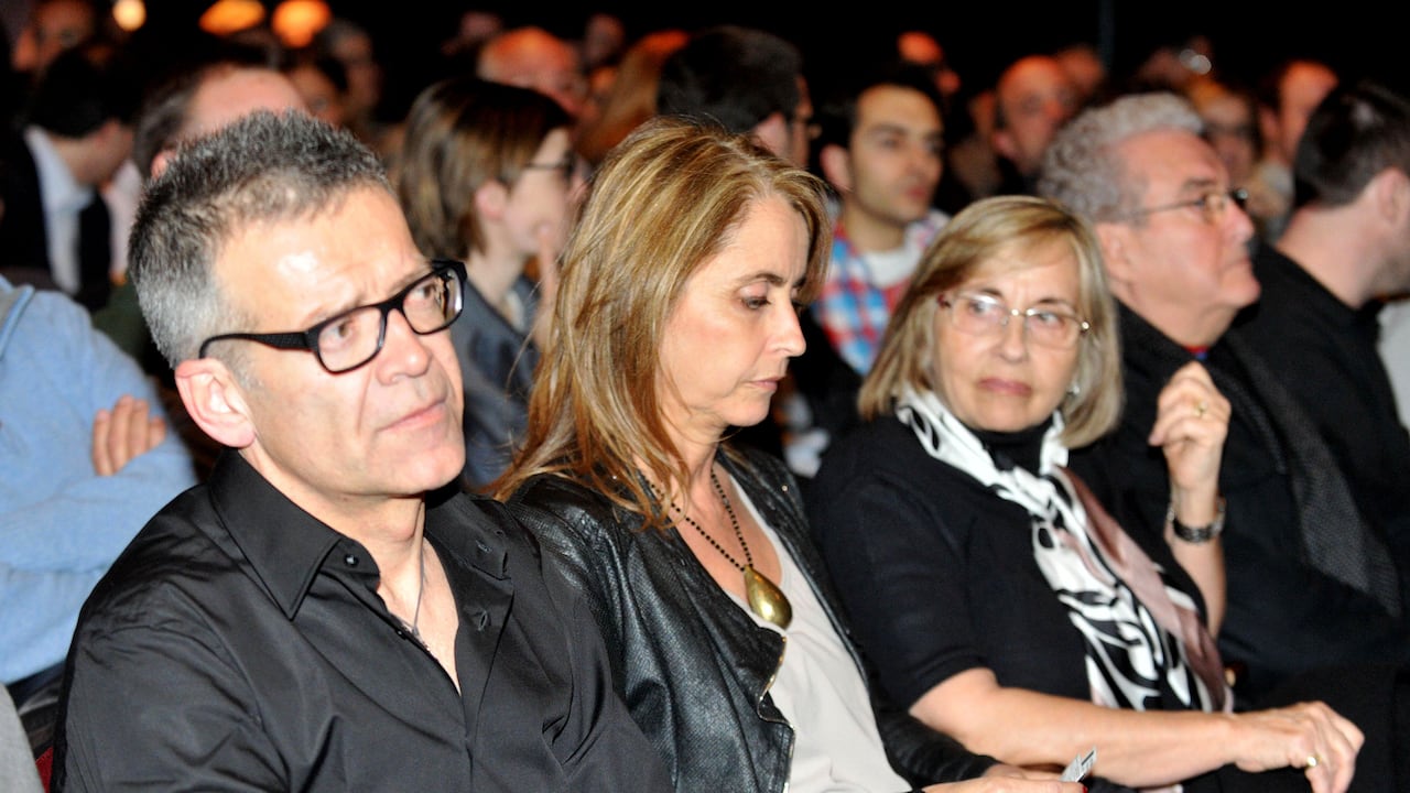 El padre del exfutbolista fue abordado por las cámaras.