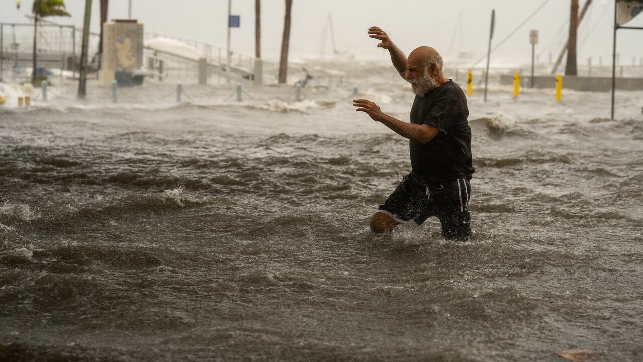 El huracán Helene se degradó a tormenta tropical; a su paso ha dejado tres muertos.