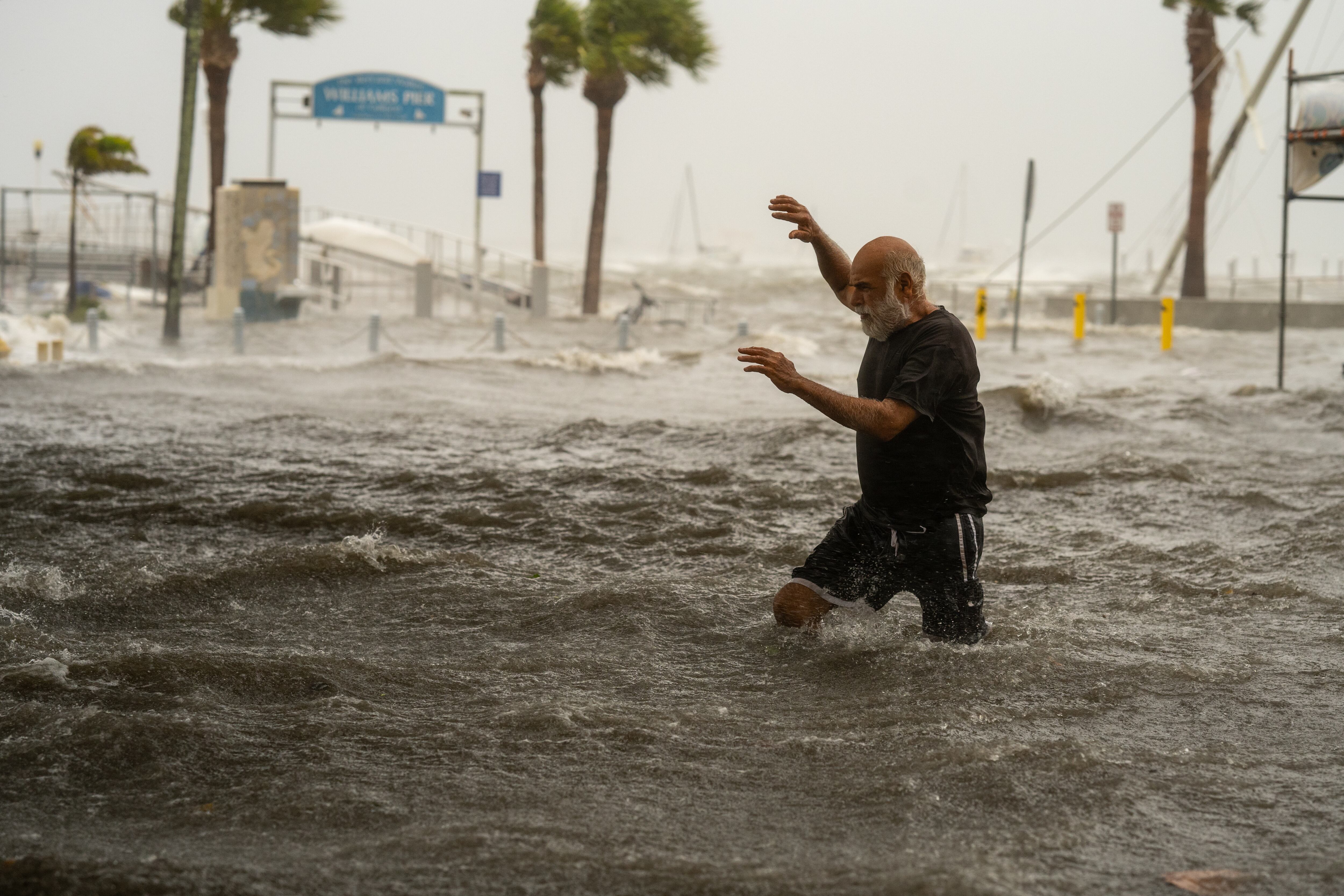 El huracán Helene se degradó a tormenta tropical; a su paso ha dejado tres muertos.