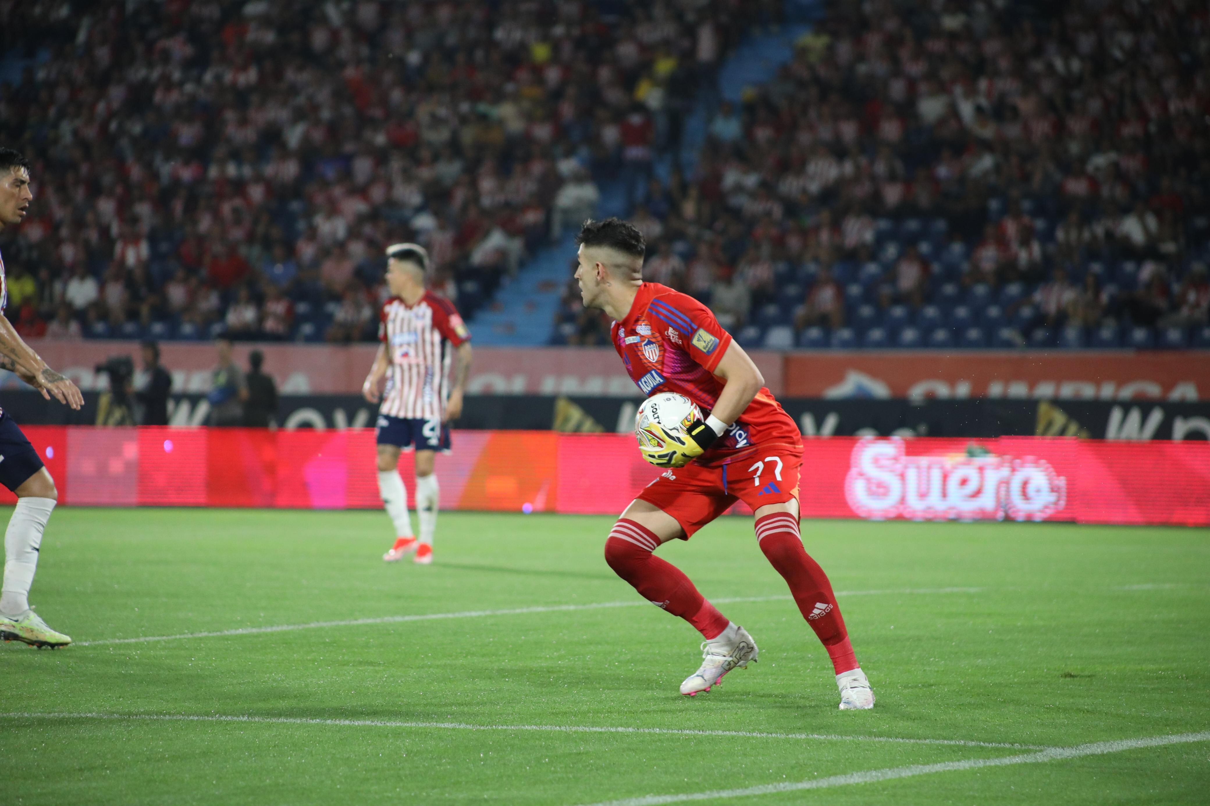 Santiago Mele, arquero de Junior, celebra un gol de su equipo en la Liga colombiana.