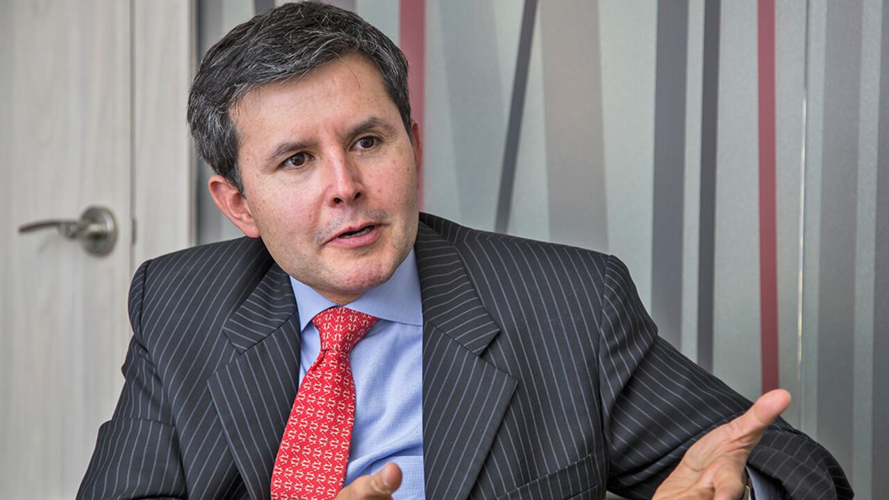 José Roberto Acosta - Miembro de la Red por la Justicia Tributaria
Expertos sostienen que con el deseo no se pueden hacer presu-puestos. Una salida es reducir el gasto de funcionamiento y aumentar el de inversión.