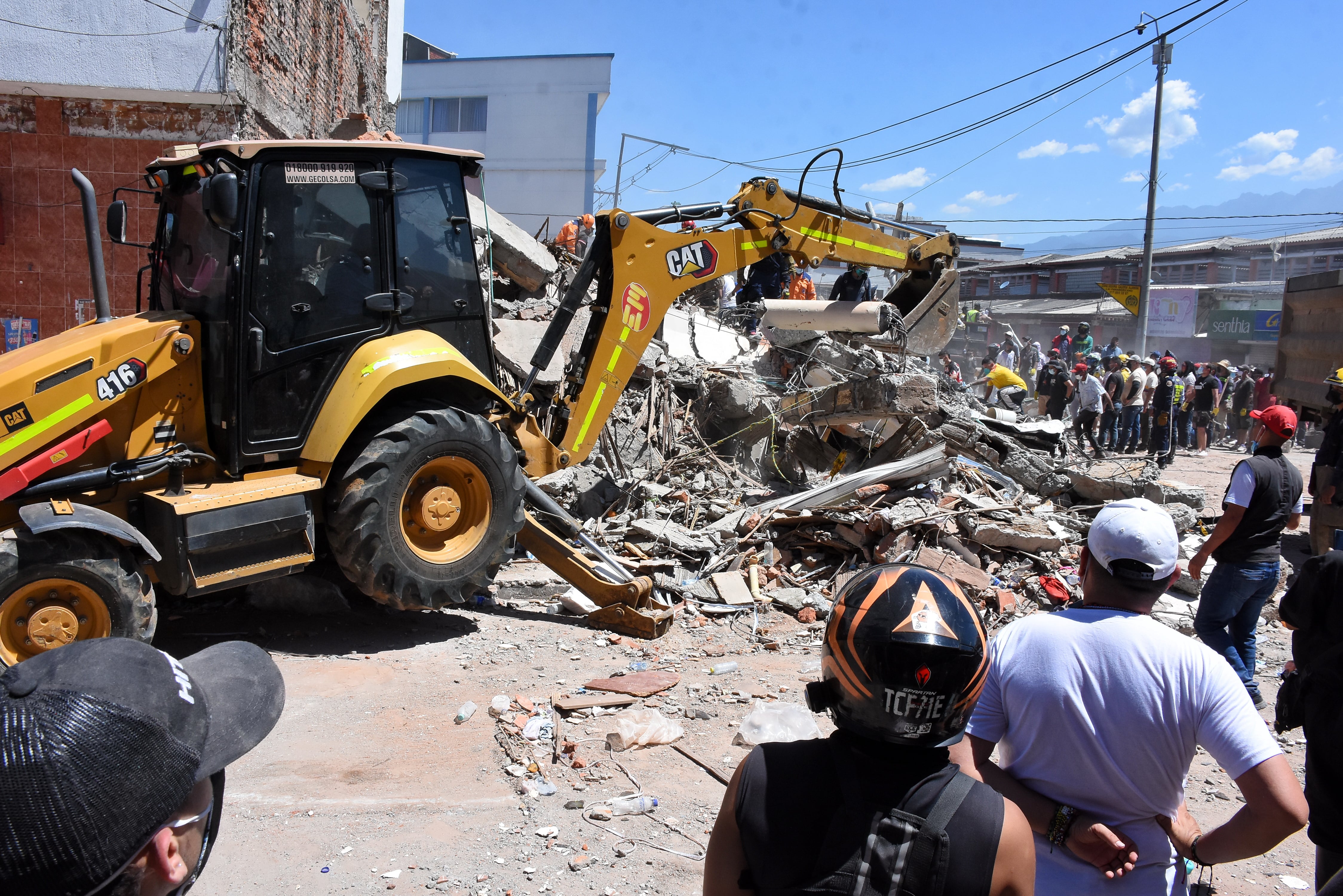 Terremoto en Cali, Colapso de infraestructura en diferentes lugares de la ciudad. Clínica de Colores, DESA, Galería Alameda, Edificaciones sobre la avenida roosvelt y al frente del coliseo de Hockey Miguel Calero.