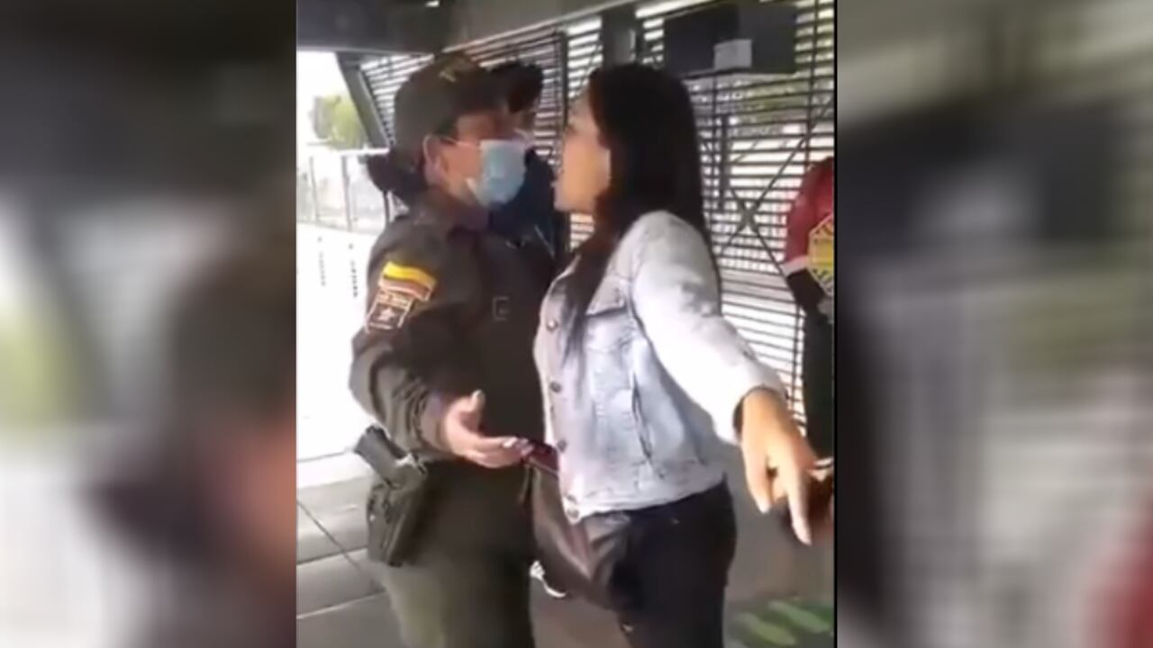 Usuaria agrede a policía en Transmilenio