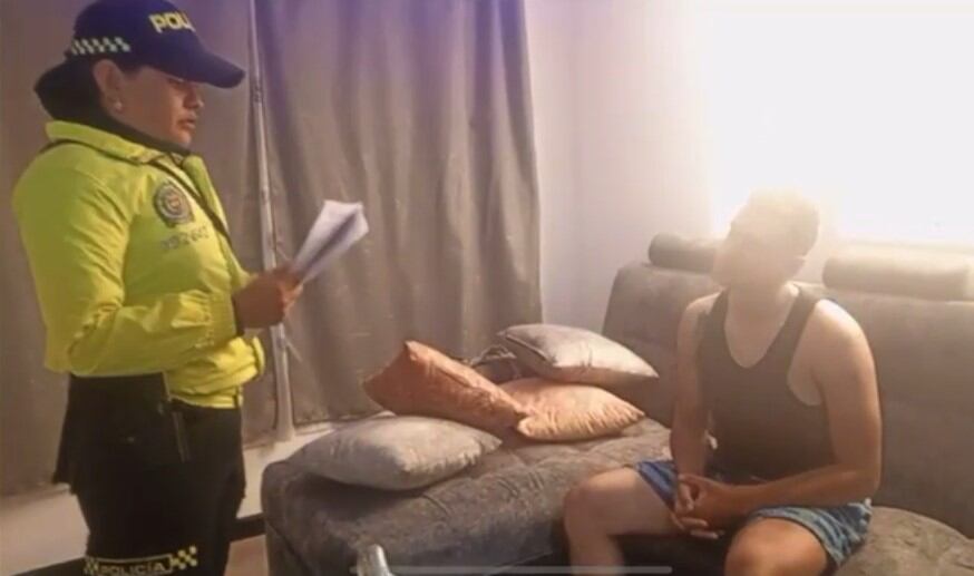 Cabecilla de una banda de estafadores en Bogotá fue capturado en bóxer y con mascarilla