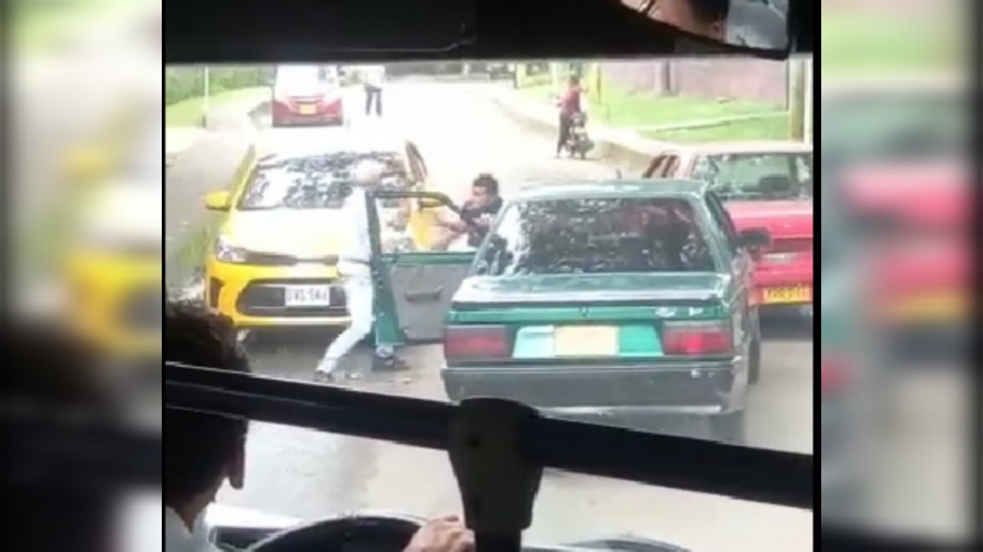 En medio de lo que sería un caso de intolerancia, se enfrentaron a puño limpio dos conductores en una vía pública de Cali.