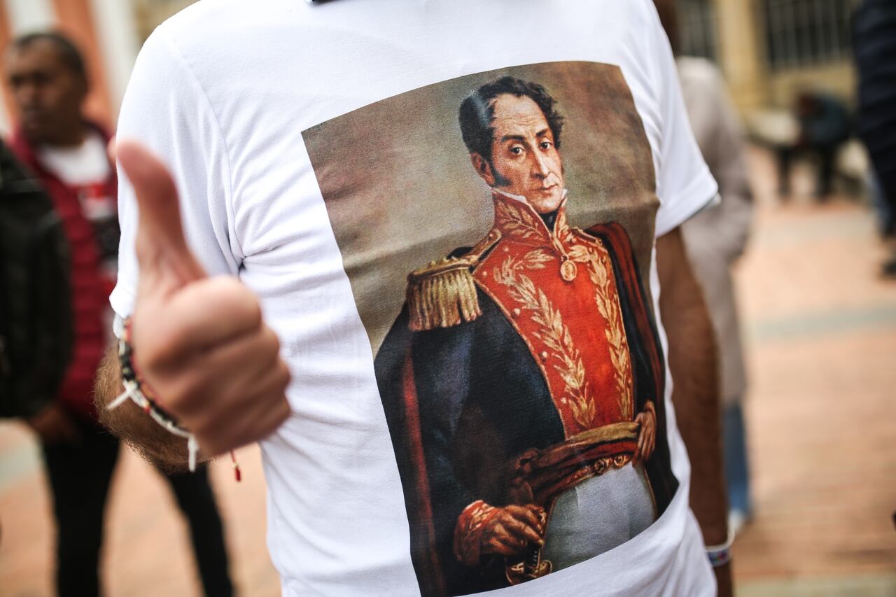 Candidato del pacto historico Gustavo Bolívar, ejerce su derecho al voto