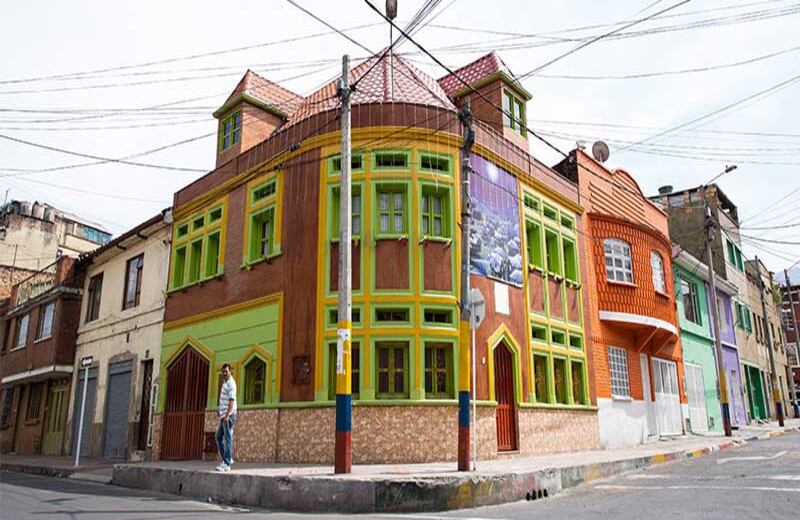 El barrio Eduardo Santos tiene la particularidad de que la mayoría de sus esquinas son redondas. Los colores de las fachadas y su arquitectura moderna, y en algunos casos de estilo inglés, son un tesoro escondido del centro de Bogotá. Foto: Carlos Julio Martínez