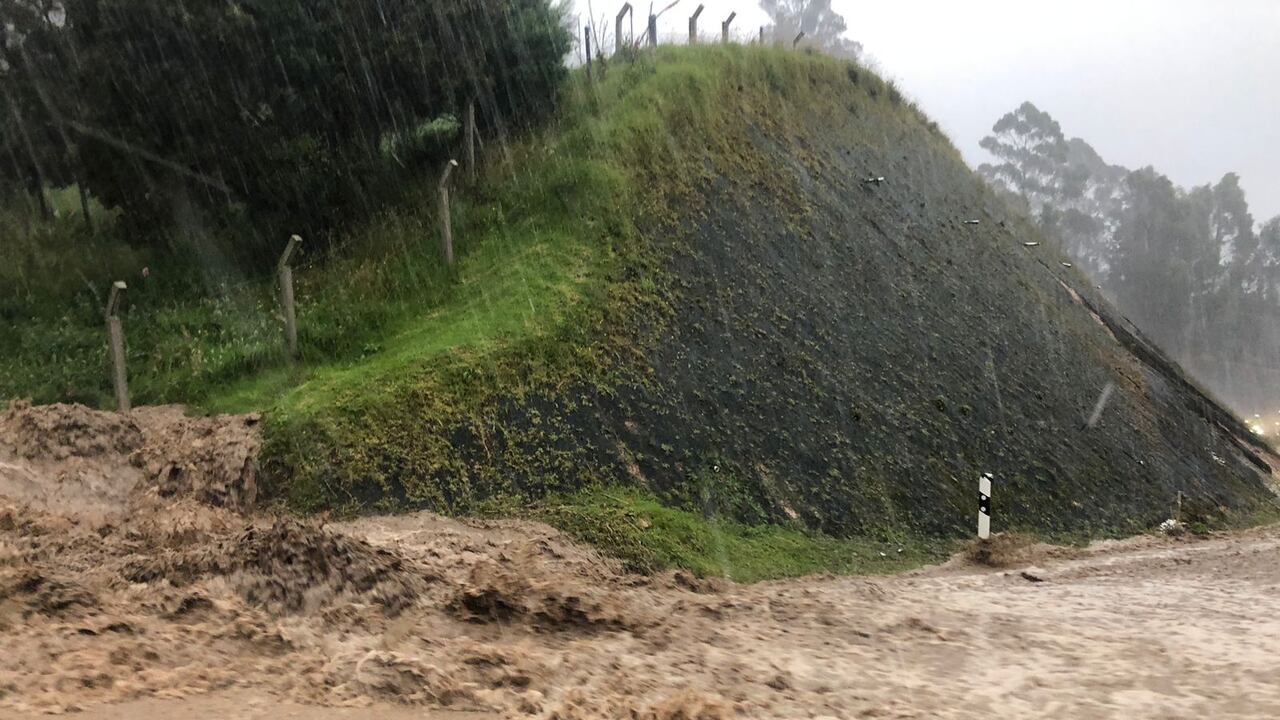Vía de Bogotá a La Calera cerrada por emergencia invernal