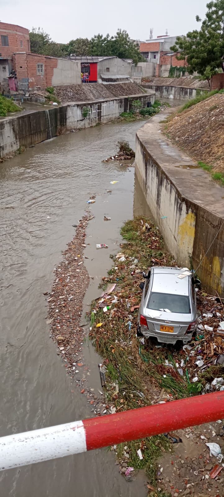 El carro terminó dentro del caudal del arroyo