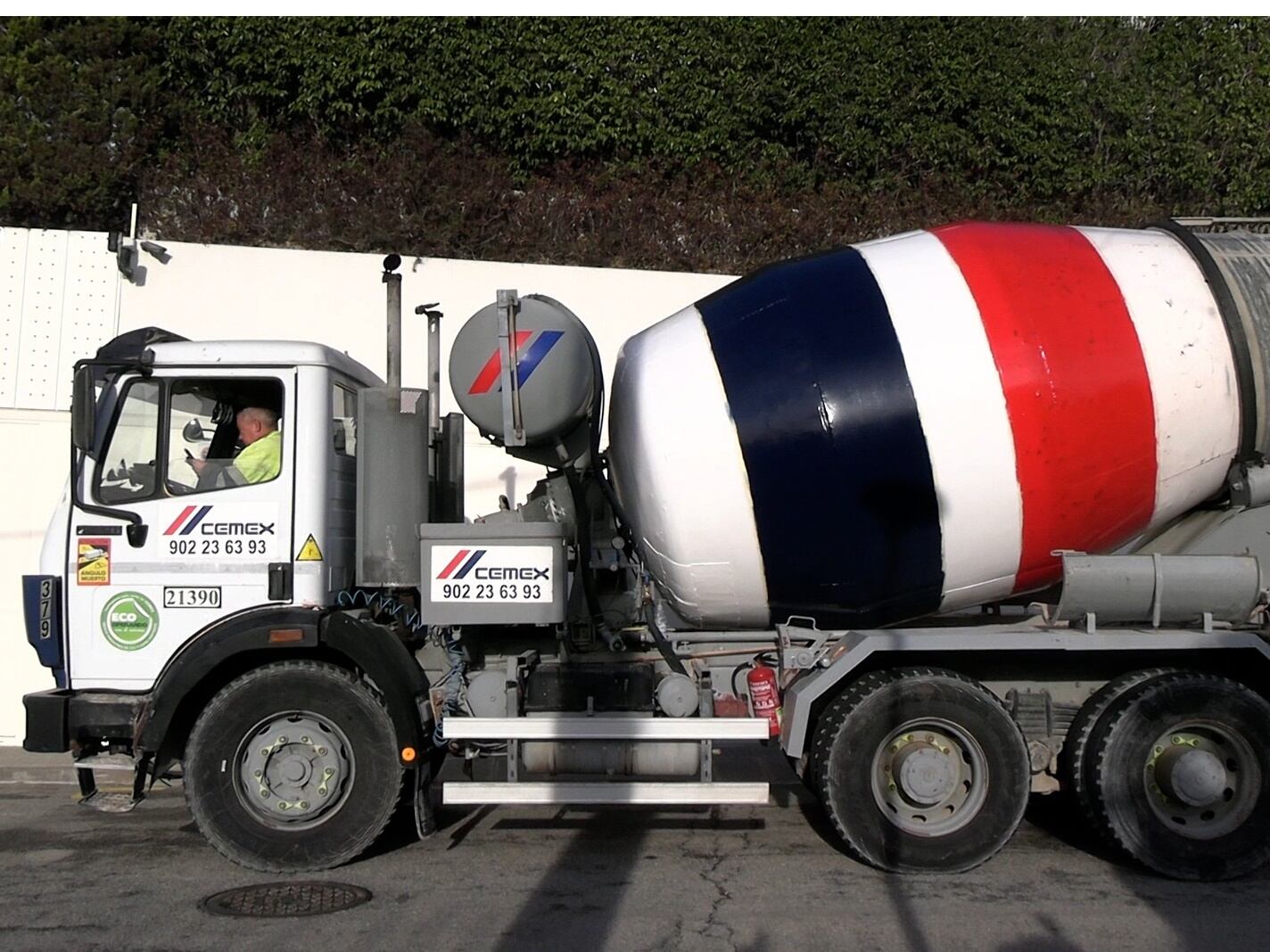 Una mezcladora de cemento llegó a la casa de Shakira en Barcelona.